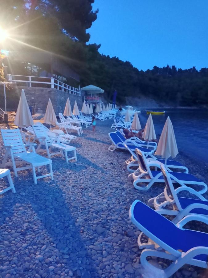 Anika Hotel Sutomore Bagian luar foto